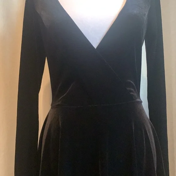 Kimchi Blue “Velour” Deep V-Neck Black Dress Size Small - Picture 9 of 15